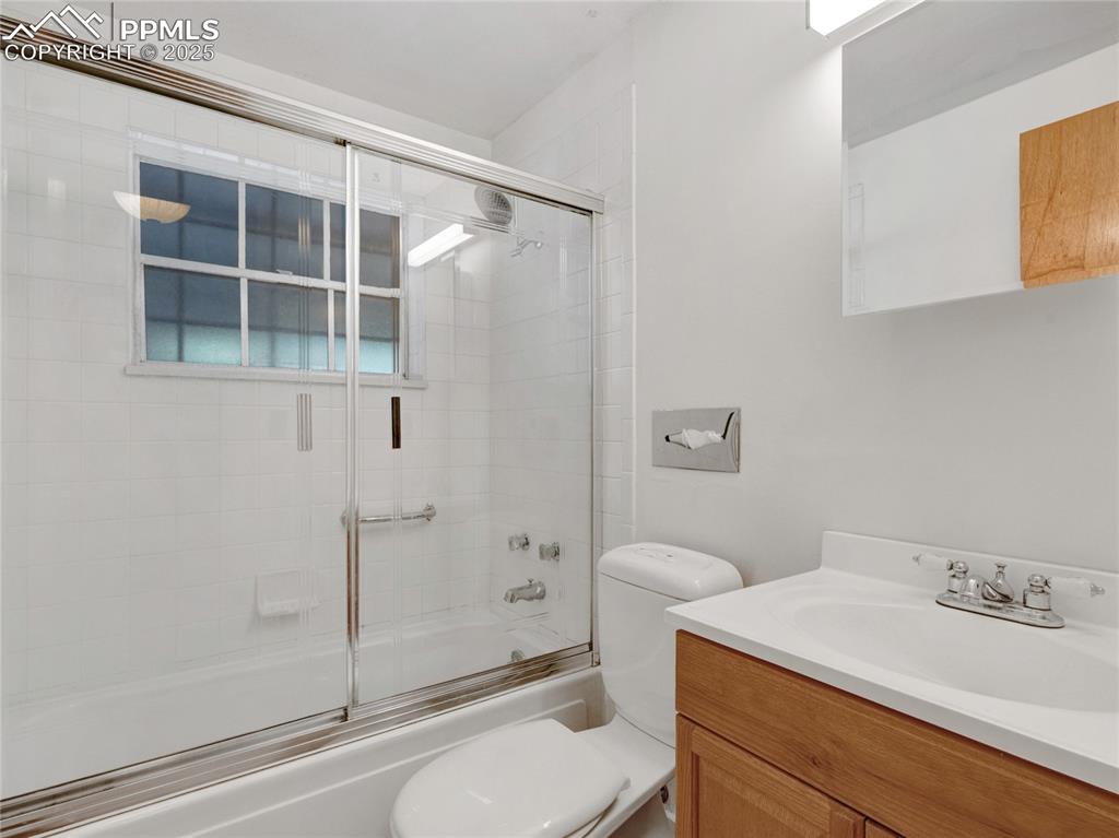 Image 12 of 43: Bathroom