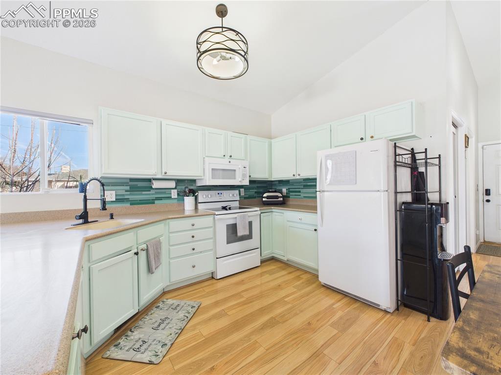 Image 11 of 31: Kitchen