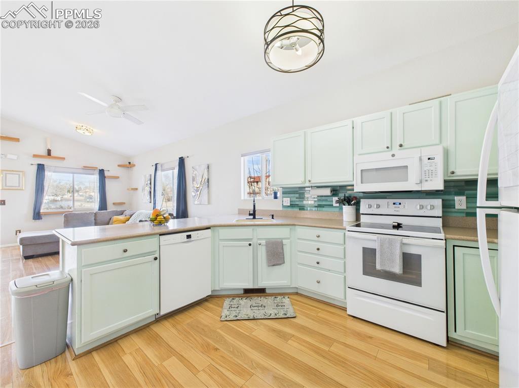 Image 12 of 31: Kitchen