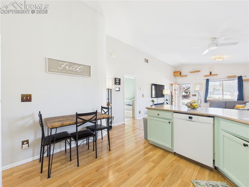 Image 13 of 31: Kitchen