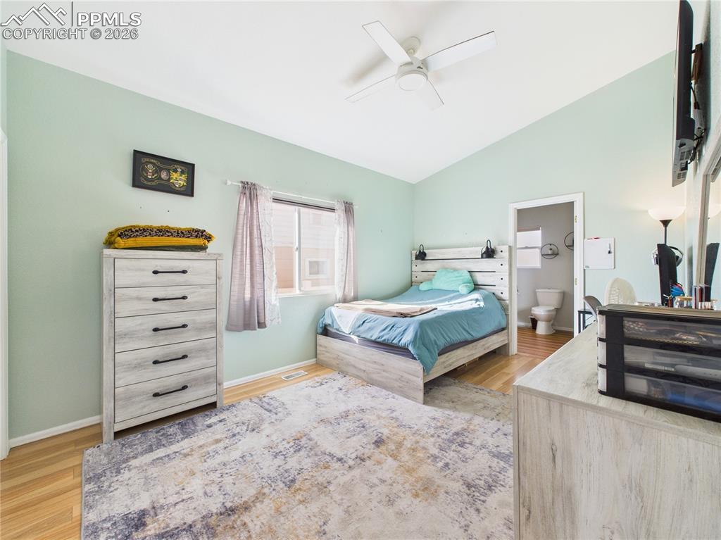 Image 19 of 31: Bedroom