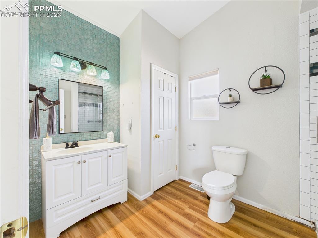 Image 22 of 31: Bathroom