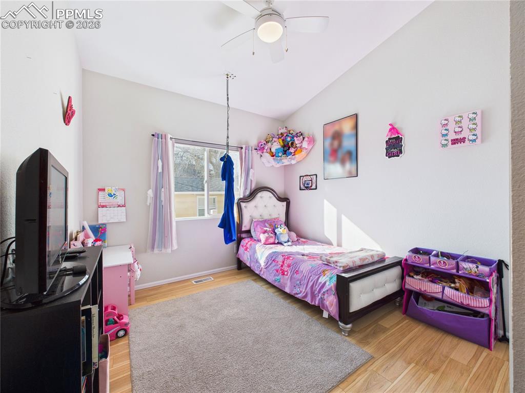 Image 24 of 31: Bedroom