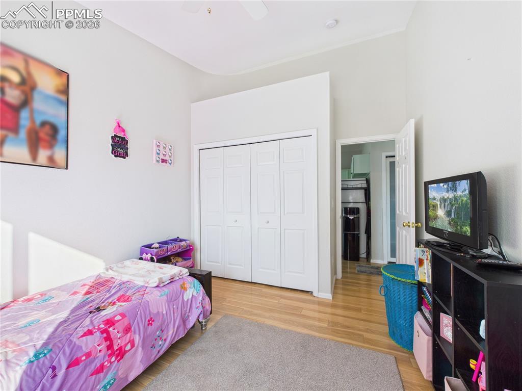 Image 25 of 31: Bedroom