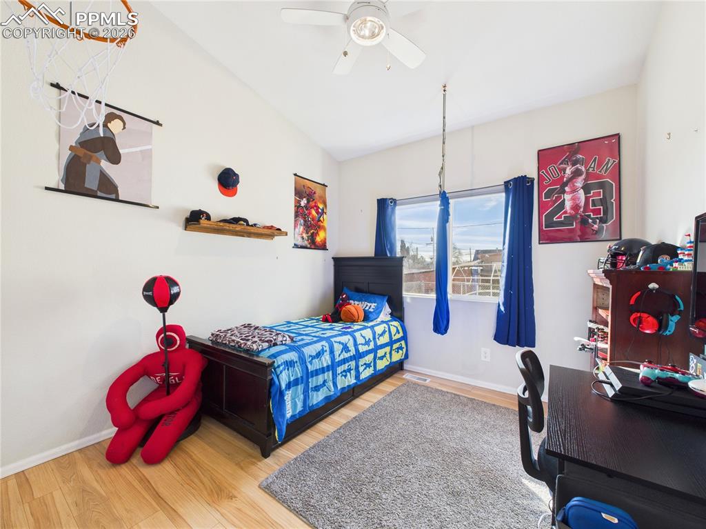 Image 26 of 31: Bedroom