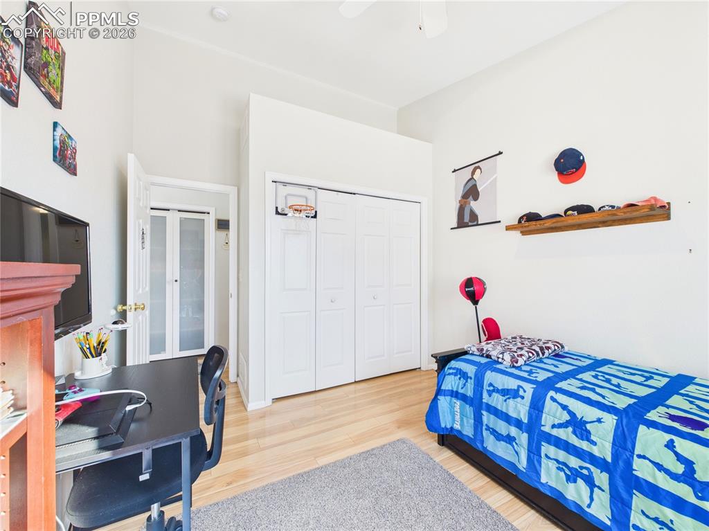 Image 27 of 31: Bedroom