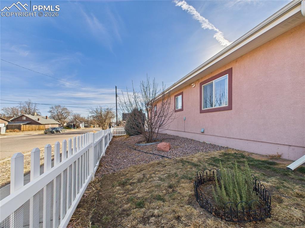 Image 28 of 31: Yard