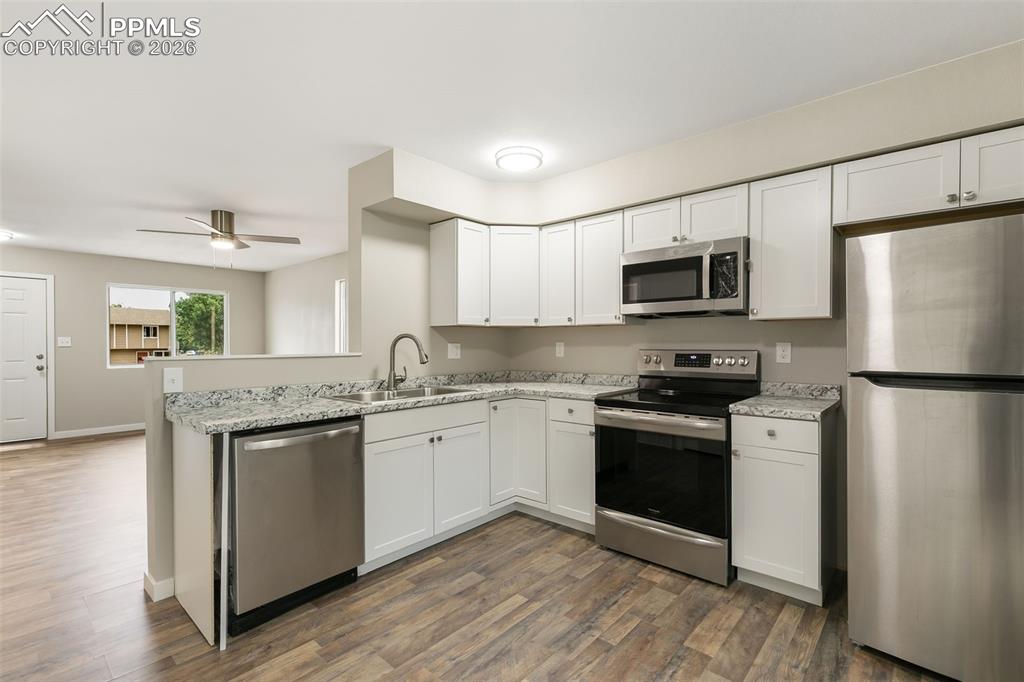 Image 10 of 25: Kitchen