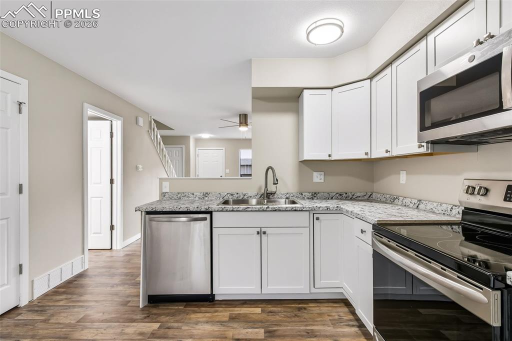 Image 11 of 25: Kitchen