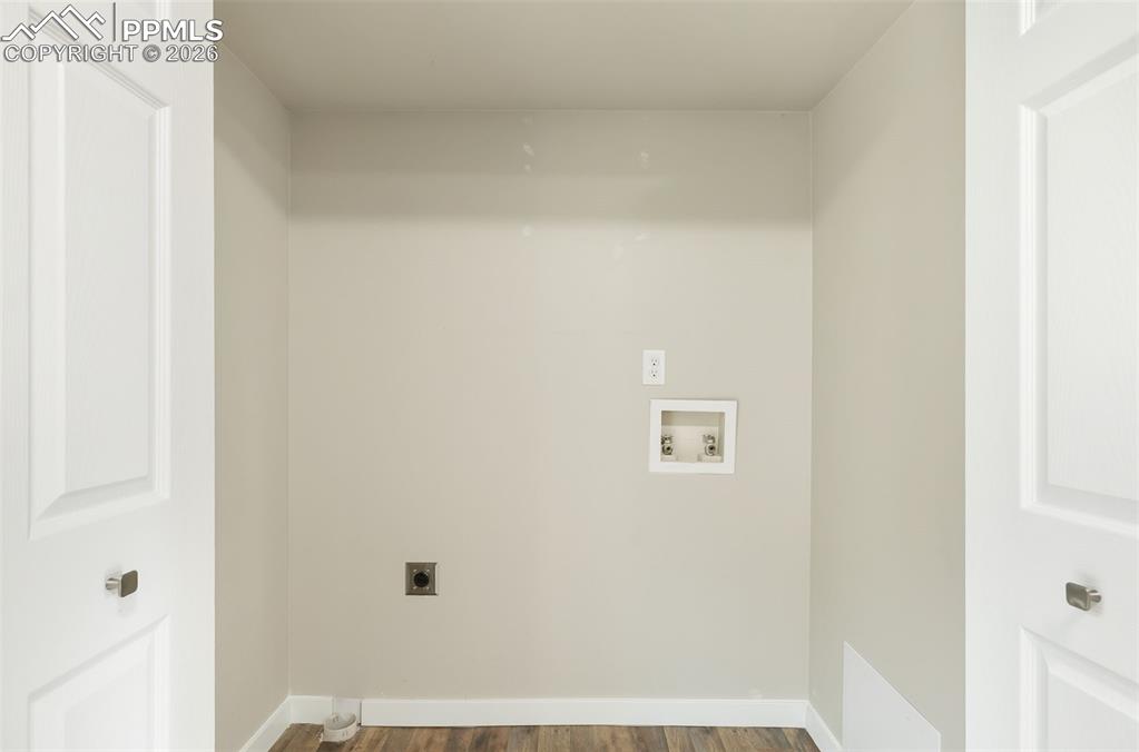 Image 13 of 25: Laundry