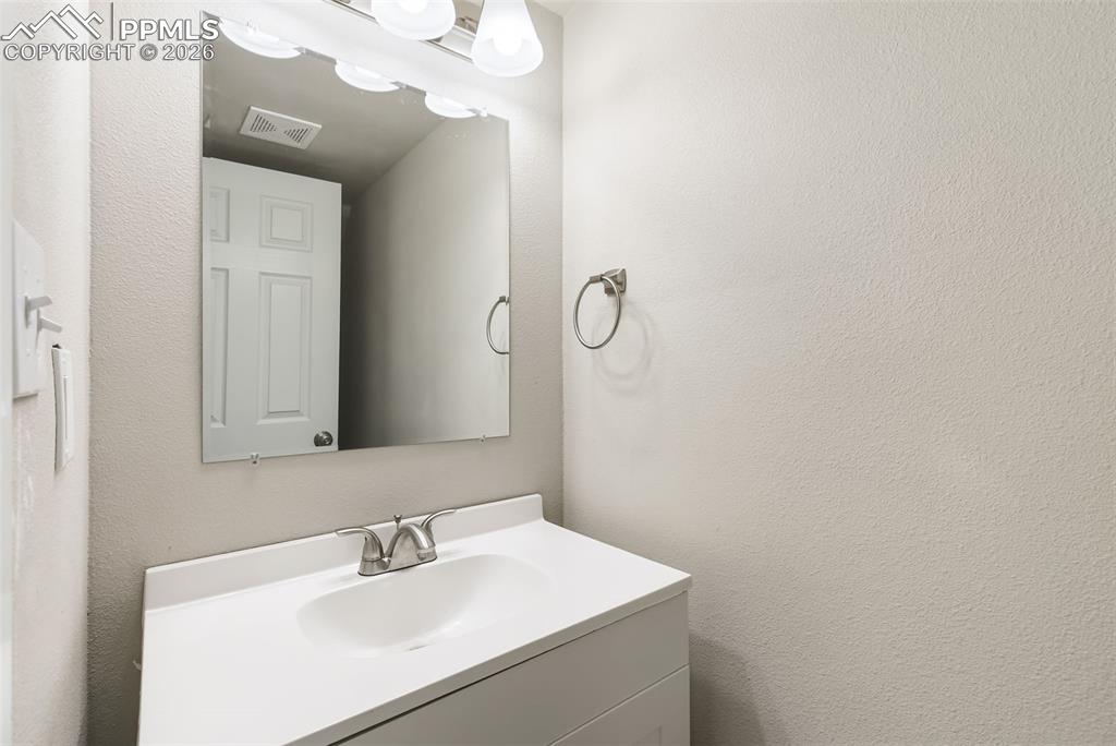 Image 14 of 25: Bathroom