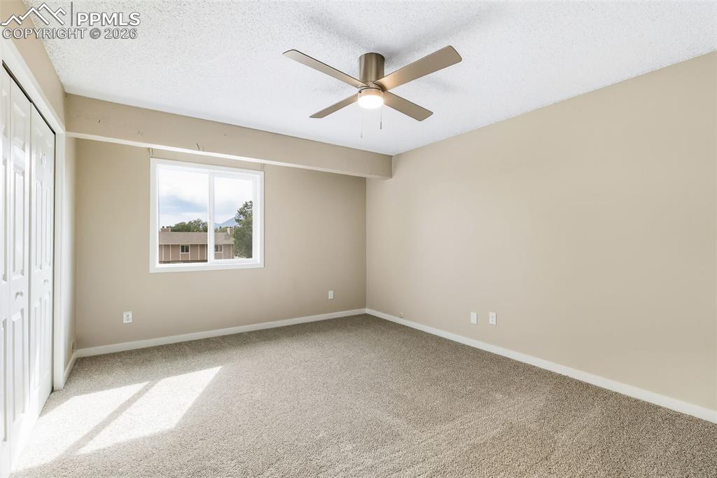 Image 18 of 25: Bedroom