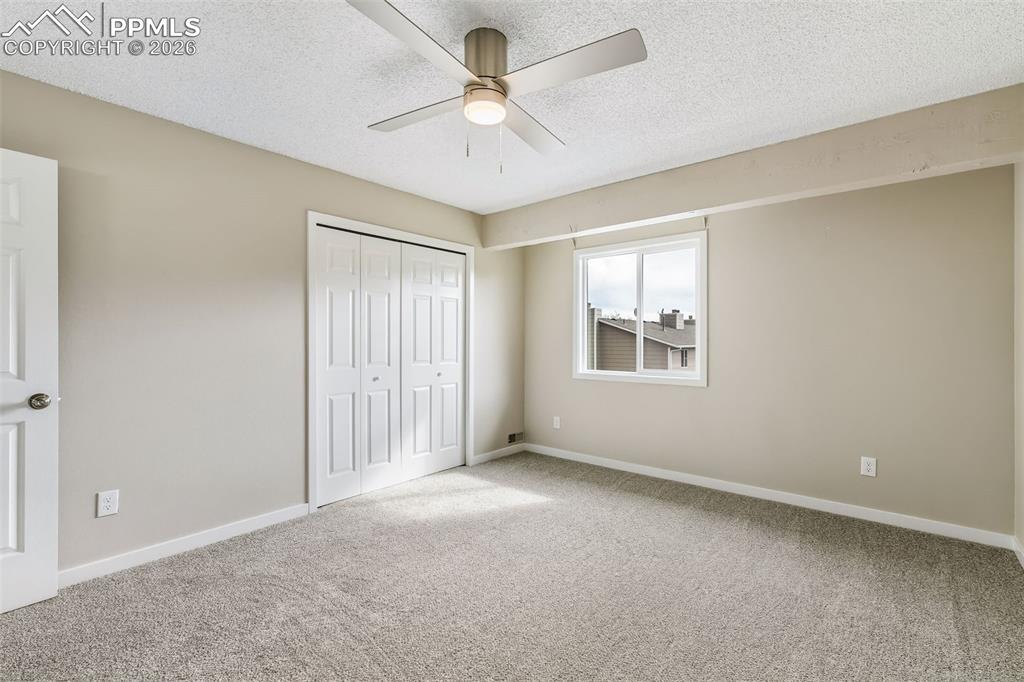 Image 19 of 25: Bedroom