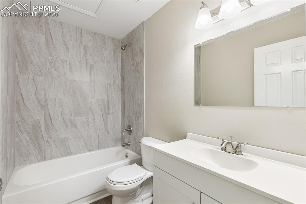 Image 23 of 25: Bathroom