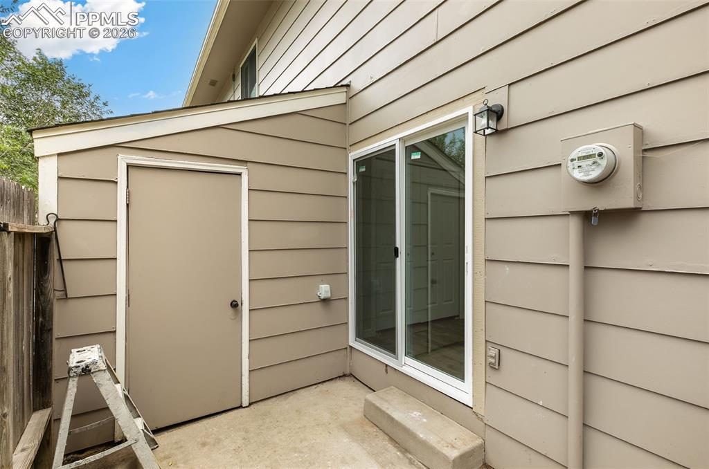 Image 24 of 25: Entry