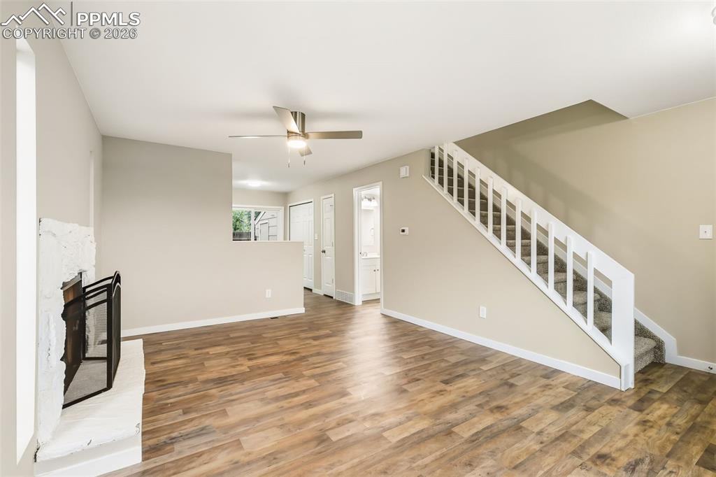 Image 4 of 25: Living Room