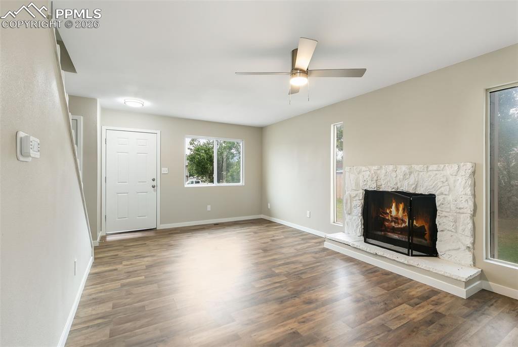 Image 7 of 25: Living Room