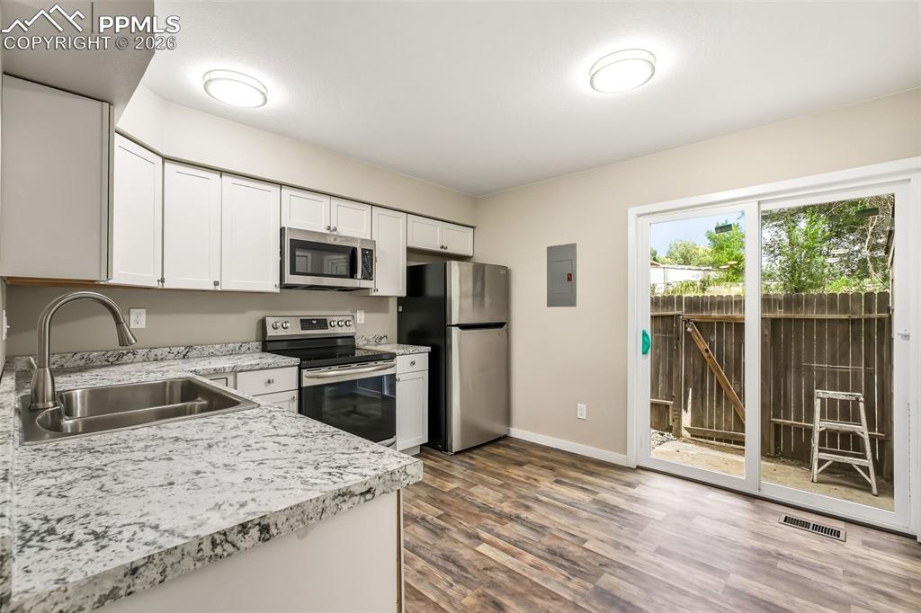 Image 8 of 25: Kitchen