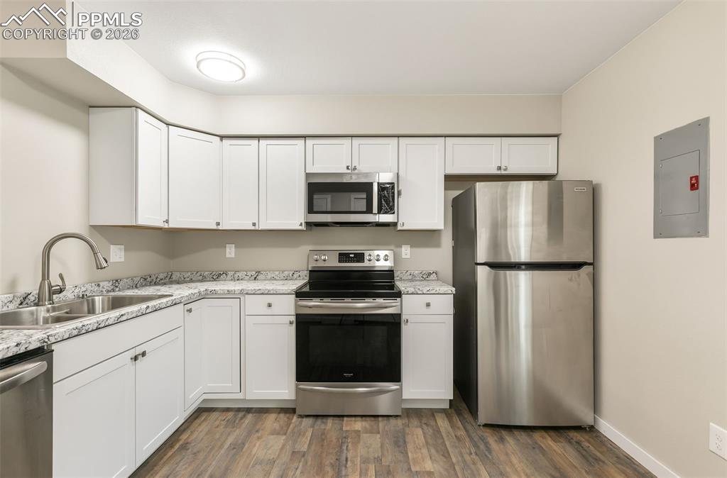 Image 9 of 25: Kitchen