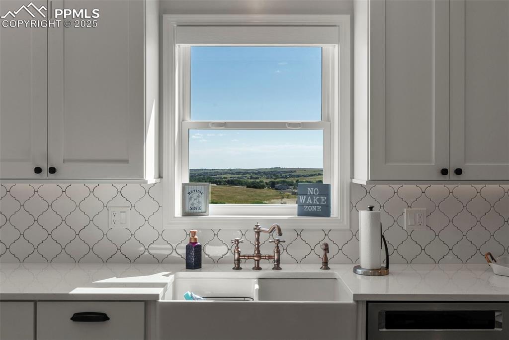 Image 15 of 50: Kitchen