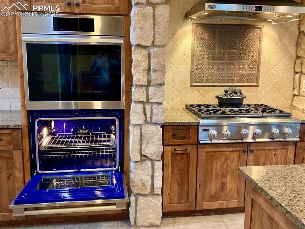 Image 10 of 50: The double oven sure does come in handy when cooking/baking for a large gro