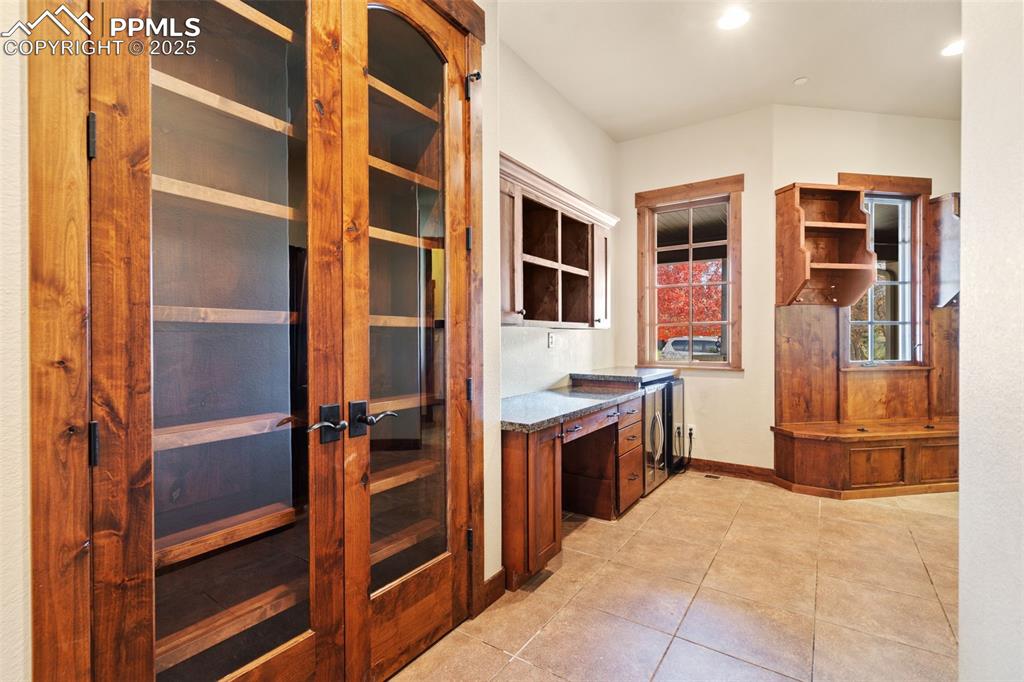 Image 31 of 50: A fabulous Butler