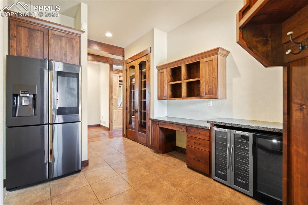 Image 32 of 50: Butler