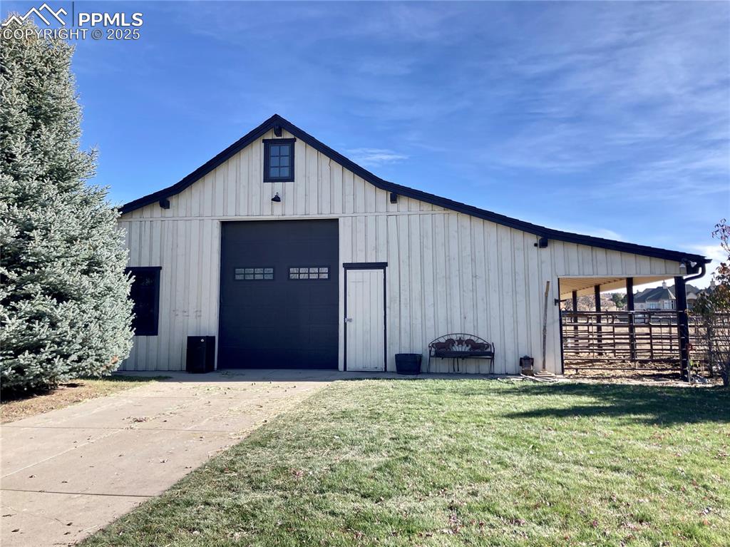 Image 5 of 50: Wonderful barn with all the amenities you could ever dream of. 3 stalls w
