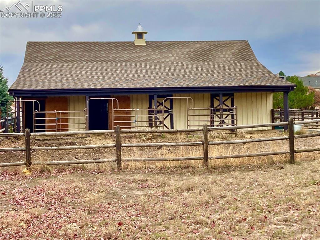 Image 7 of 50: Well-appointed 3-4 stall barn with office, storage and tack room will be a
