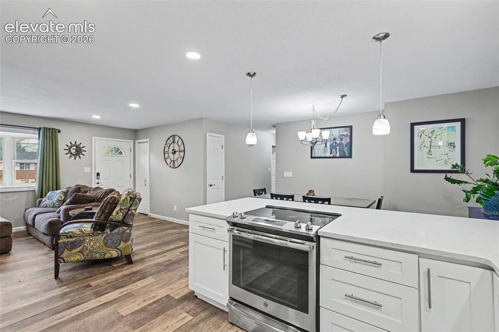Image 10 of 32: Kitchen