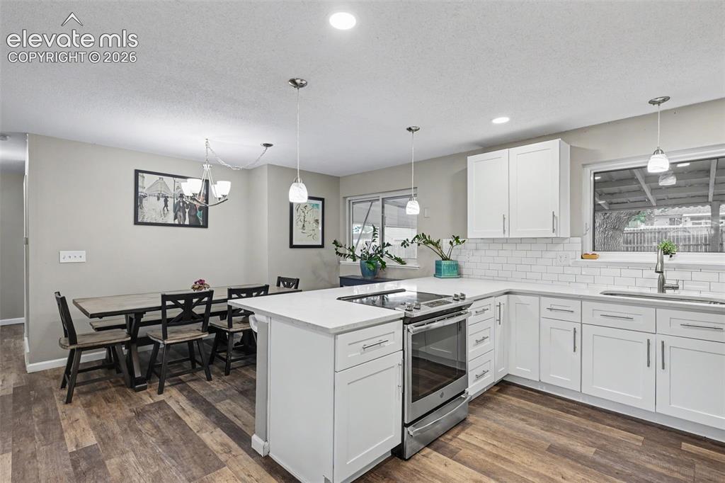 Image 11 of 32: Kitchen