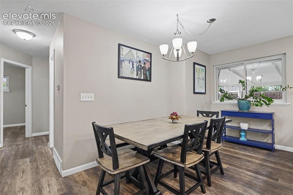 Image 12 of 32: Dining Area