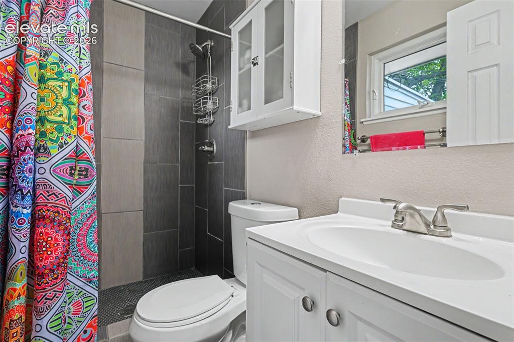 Image 15 of 32: Bathroom
