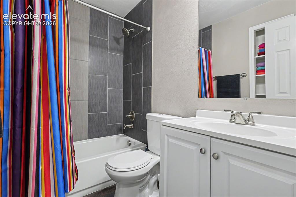 Image 18 of 32: Bathroom