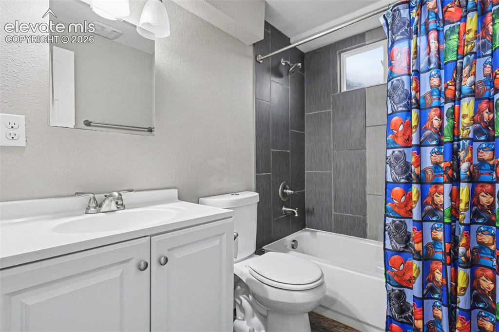 Image 25 of 32: Bathroom