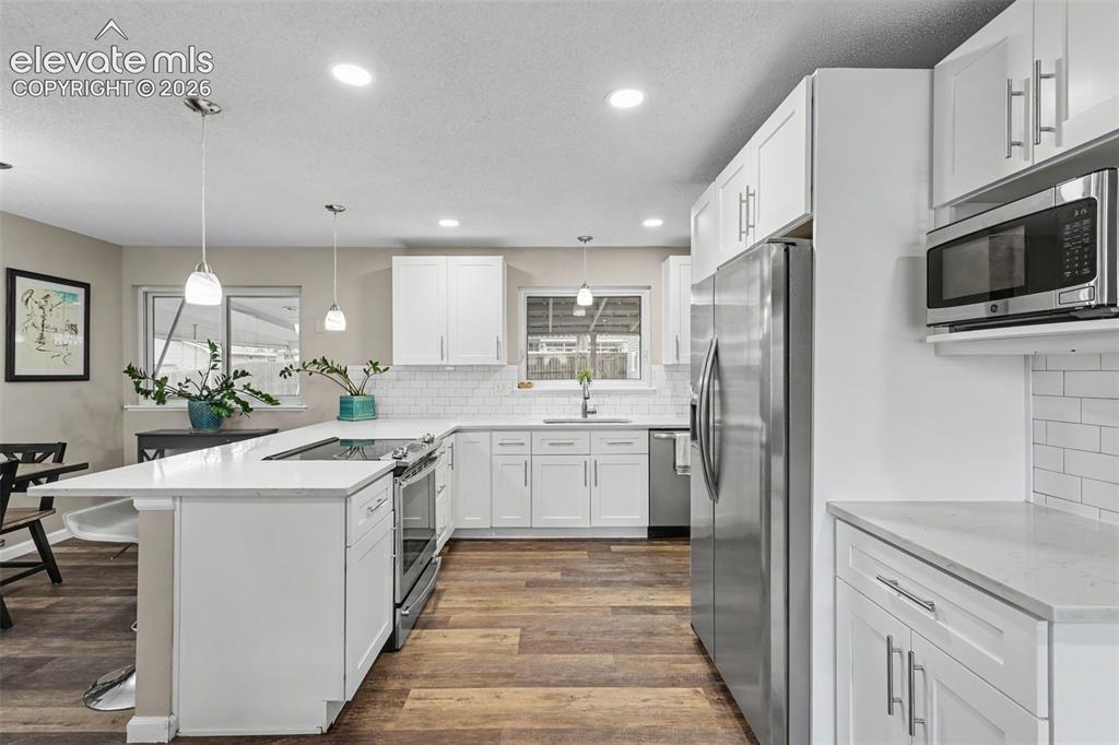 Image 9 of 32: Kitchen
