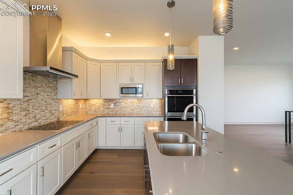 Image 11 of 50: Kitchen