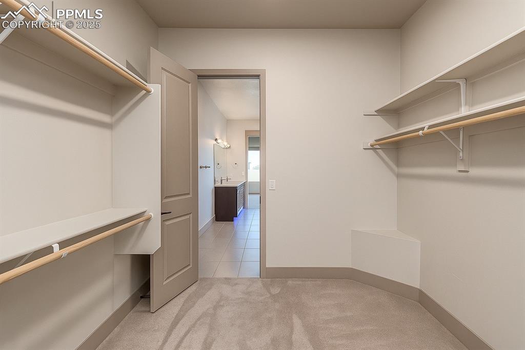 Image 21 of 50: Closet