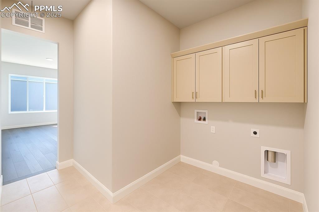 Image 28 of 50: Laundry