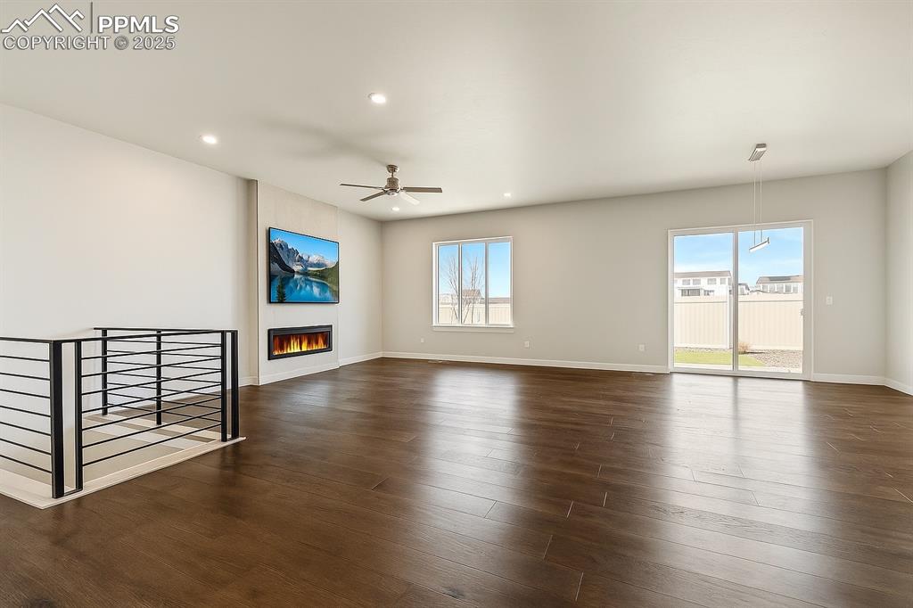 Image 3 of 50: Living Room