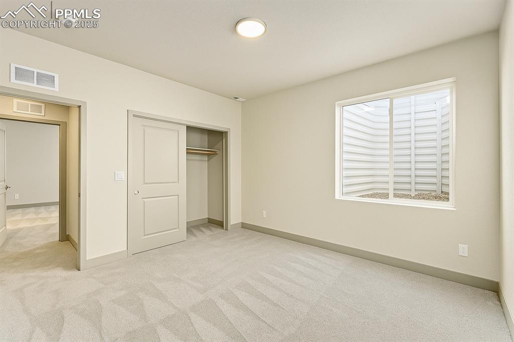 Image 33 of 50: Bedroom