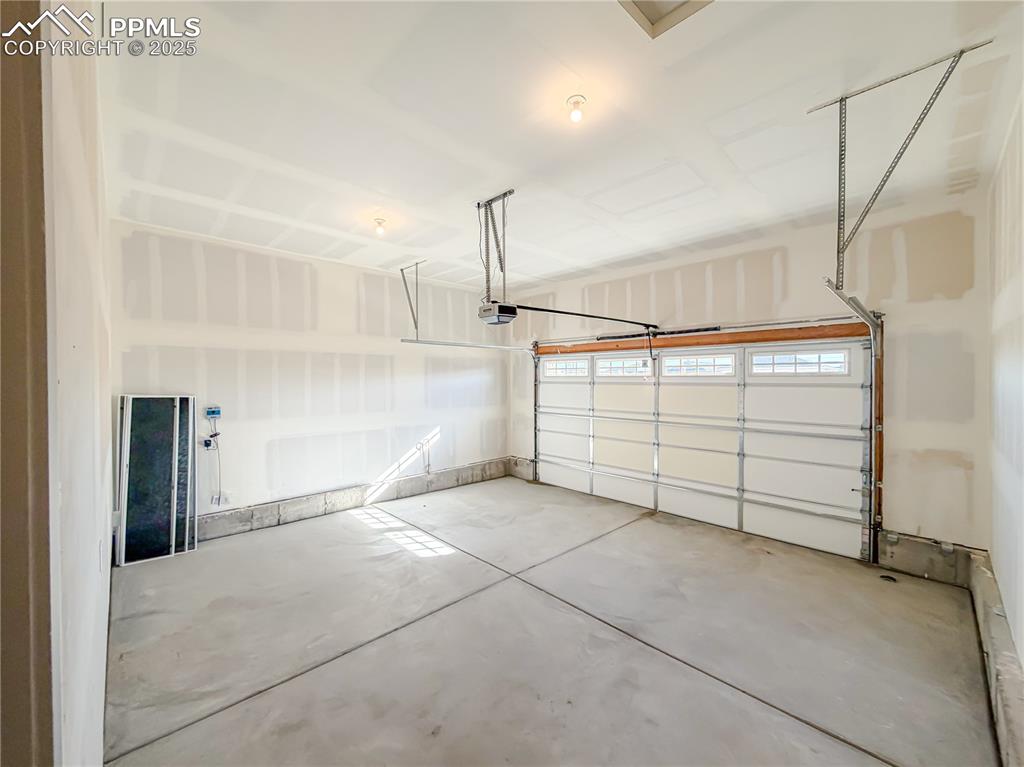 Image 38 of 50: Garage