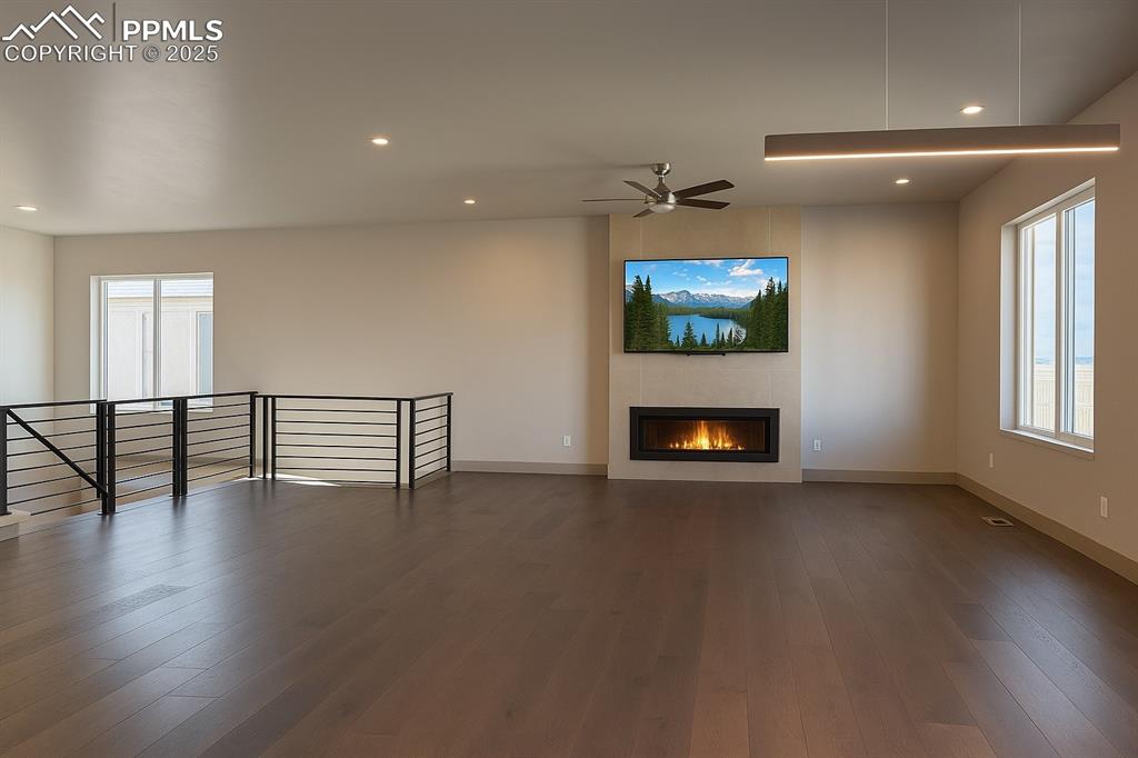 Image 4 of 50: Living Room