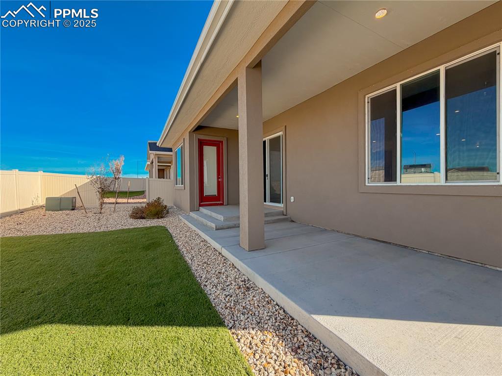 Image 41 of 50: Yard