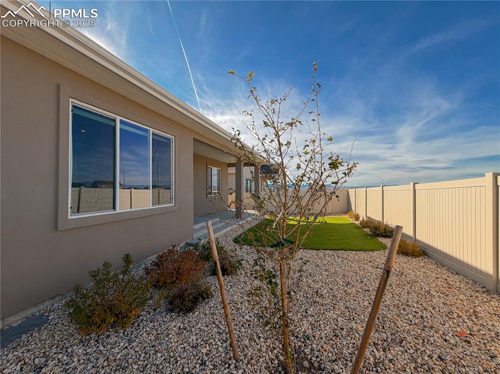 Image 42 of 50: Yard