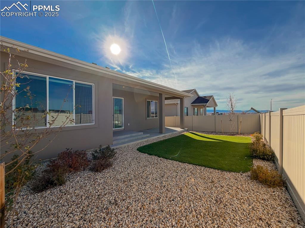 Image 43 of 50: Yard