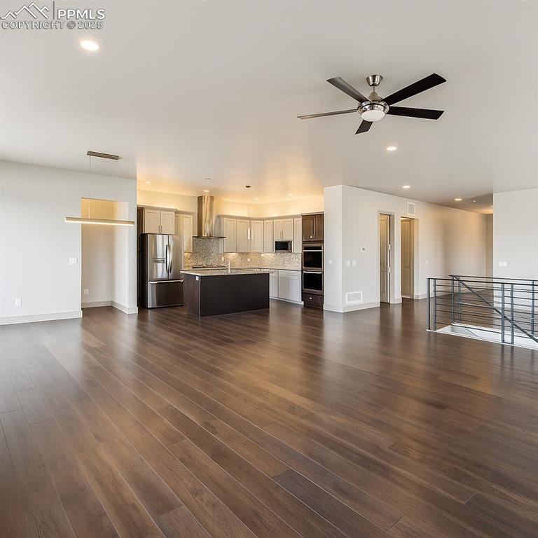 Image 5 of 50: Living Room