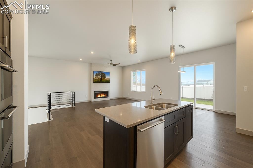 Image 7 of 50: Kitchen