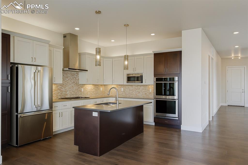 Image 9 of 50: Kitchen