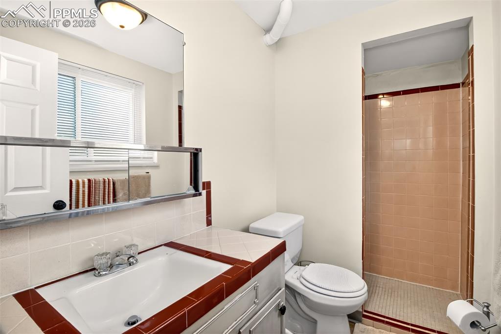 Image 29 of 39: Basement Bath